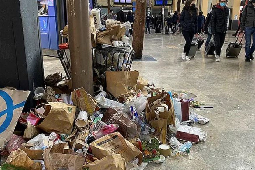 La gare Saint-Charles de Marseille envahie d'ordures en raison d'une grève